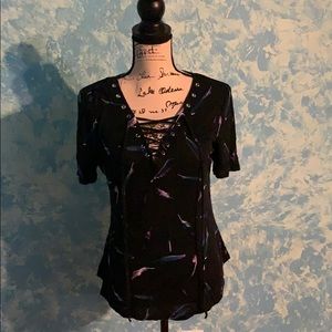 Short sleeved v-neck crisscrossed feather shirt